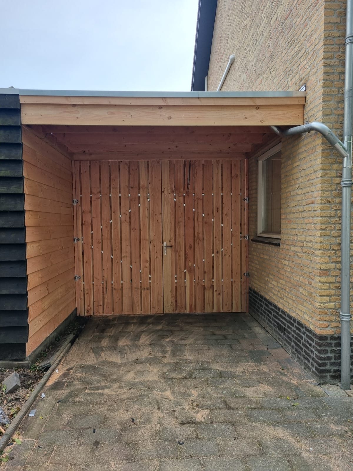 Zwarte wanden met houten deur