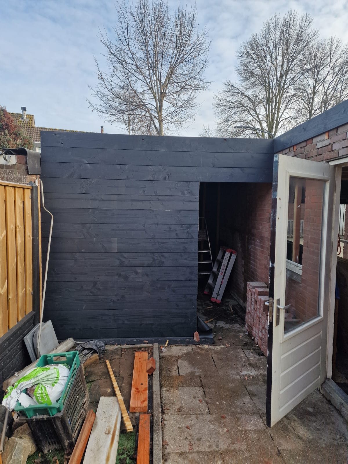 Antracietgrijs gespoten wand