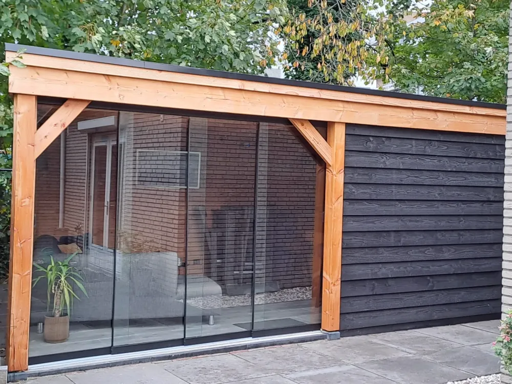 Douglas overkapping tegen de woning met glazen wand