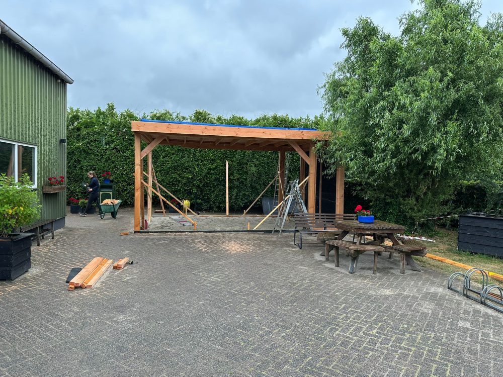 Compleet Douglas bouwpakket geleverd in de tuin