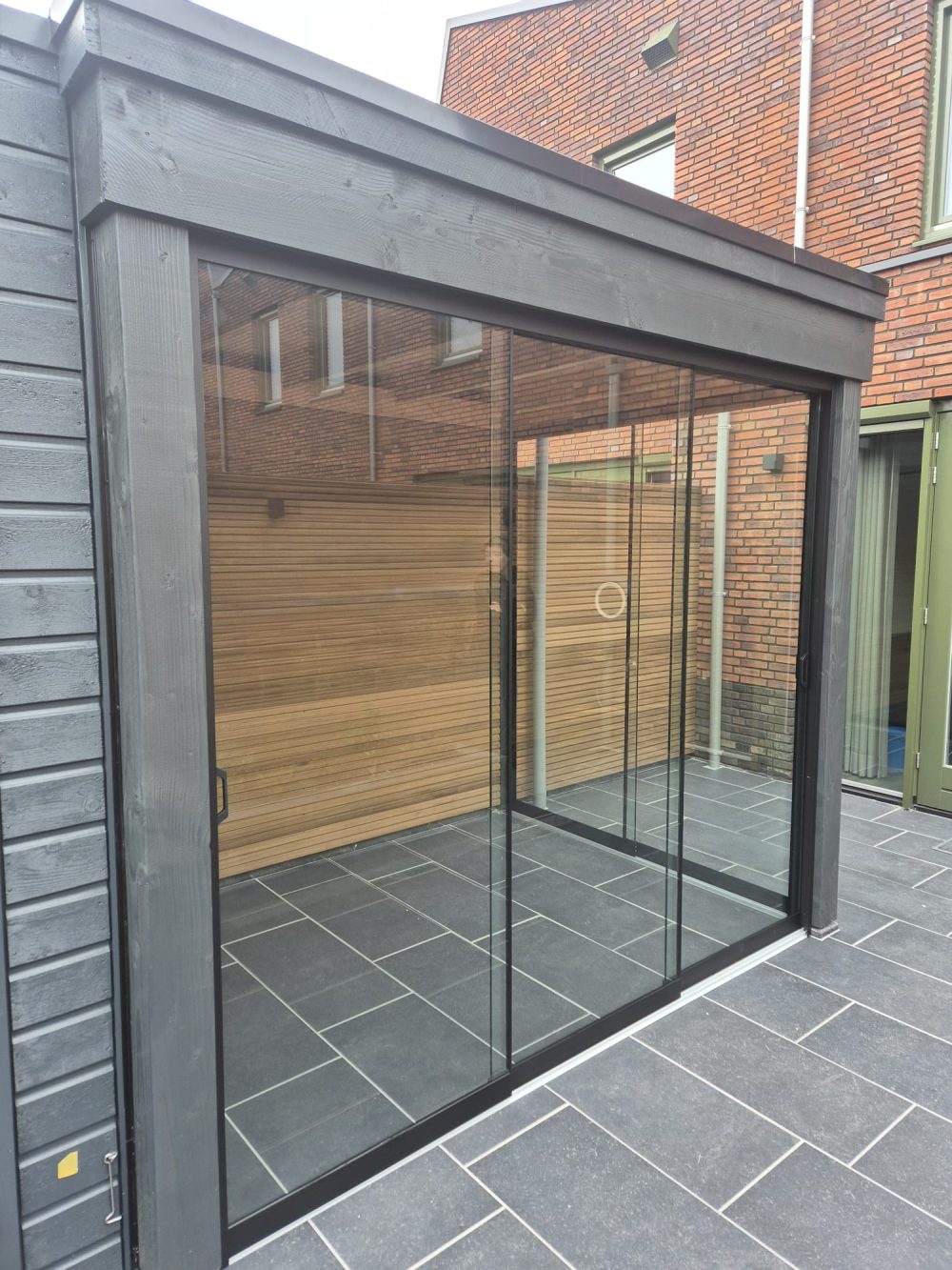 Douglas overkapping met houten wand en glas
