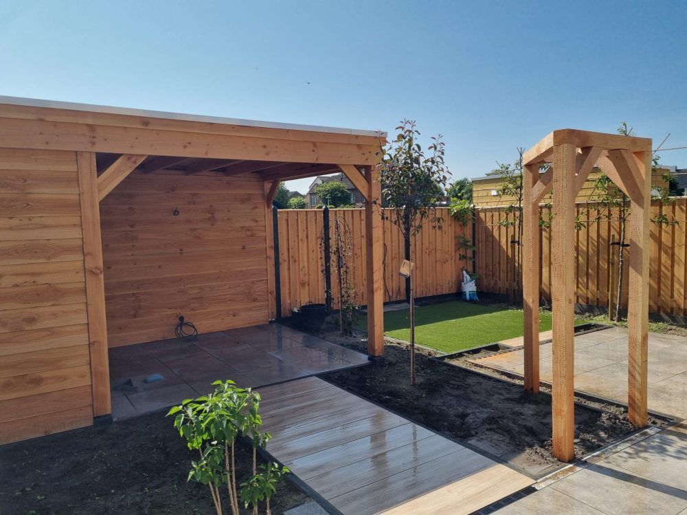 Overkapping op maat met houten achterwand